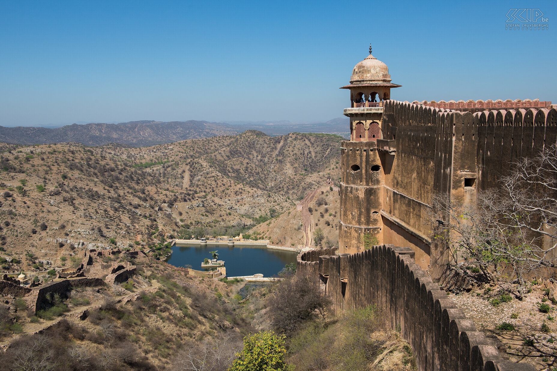 Jaipur - Jaigarh fort Vanaf het Jaigarh fort, dat gebouwd werd in 1720, heb je een schitterend zicht. Jaya Vana is de naam van het oudste antieke kanon van India. Stefan Cruysberghs